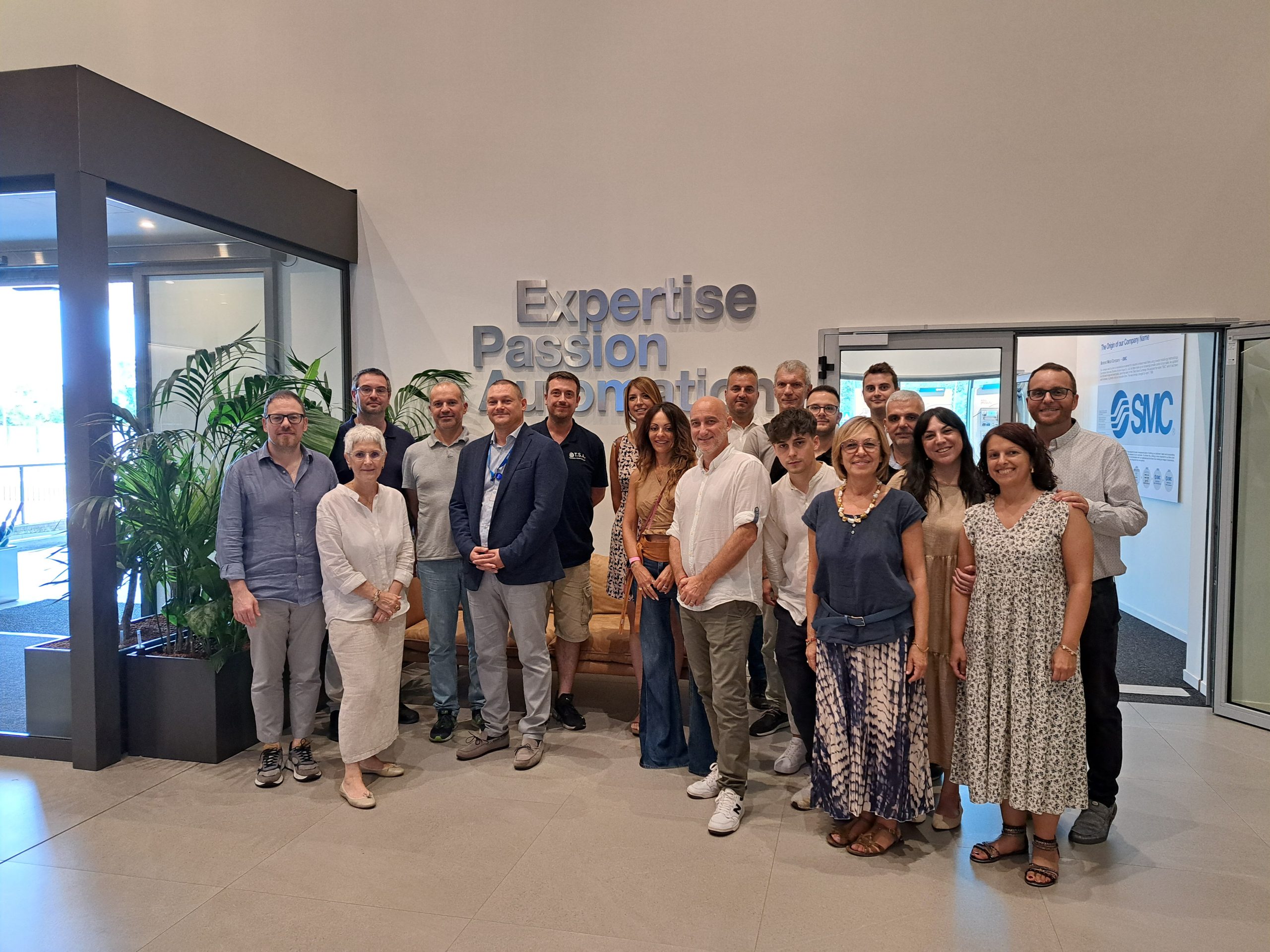 Laboratori Innovativi e Formazione Integrata: Collaborazione con SMC Italia per il Futuro 2 SNC FOTO GRUPPO